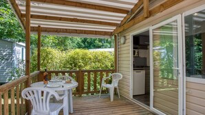 Outdoor dining - Cozy mobile home with terrace in Groléjac (Groléjac)
