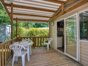 Outdoor dining - Cozy mobile home with terrace in Groléjac (Groléjac)