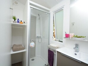 Bathroom - Mobile home 29m² with terrace and garden furniture in Hyères (Hyères)