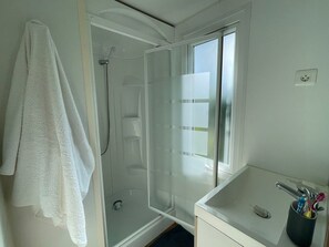 Bathroom - Mobile Home 29m², 2 Bedrooms, Terrace, Garden (Saint-Pierre-d'Oléron)