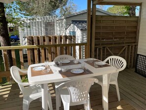 Outdoor dining - Mobile Home 29m², 2 Bedrooms, Terrace, Garden (Saint-Pierre-d'Oléron)