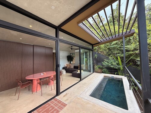 2 Bedroom Jungle Oasis - Walk To Beach