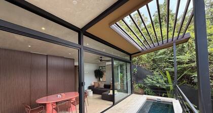 2 Bedroom Jungle Oasis - Walk To Beach