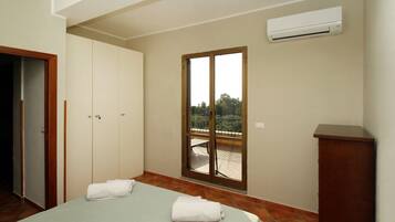 2 bedrooms, in-room safe, iron/ironing board, travel crib