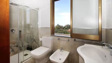 Dusche, Haartrockner, Bidet, Handtücher