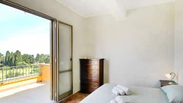 2 chambres, fer et planche Ă repasser, lit parapluie