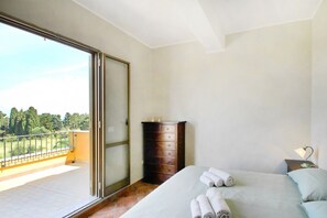 2 bedrooms, iron/ironing board, travel cot - Il Giardino al Mare di Anna is an apartment located on the third and top floor of an old manor house, surrounded by the countryside of the Piana di Caronia and just a few steps from the sea.The apartment features a spacious kitchen-living area with a sof (Marina di Caronia)