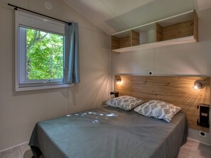 3 bedrooms, free WiFi - Cozy Mobile Home with Terrace in Groléjac (Groléjac)
