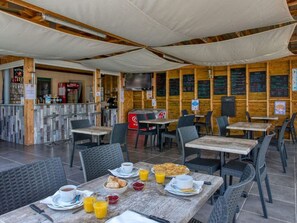 Outdoor dining - Cozy Mobile Home with Terrace in Groléjac (Groléjac)