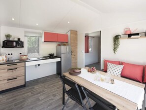 Fridge, microwave, coffee/tea maker - Mobile home PMR with terrace in Saint-Hilaire-de-Riez (Saint-Hilaire-de-Riez)