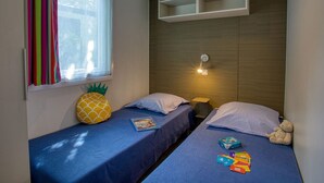 Room - Mobile Home with Terrace, Sleeps 6 (Groléjac)