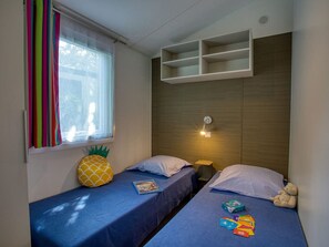 3 bedrooms, free WiFi - Mobile Home with Terrace, Sleeps 6 (Groléjac)