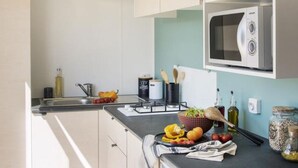 Private kitchen - Comfortable mobile home with terrace in Saint-Lunaire (Saint-Lunaire)