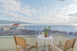 Outdoor dining - AeliVista ! Appartments in New Marmaras, Greece with excellent sea view (Neos Marmaras)