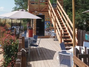 Outdoor dining - Cozy Mobile Home with Terrace in Roquebrune-sur-Argens (Roquebrune-sur-Argens)