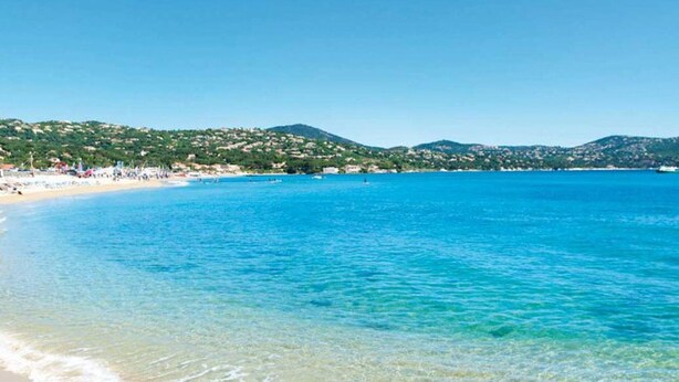 A beach with clear turquoise water, sandy shore, and a hilly background. - Cozy Mobile Home with Terrace in Roquebrune-sur-Argens (Roquebrune-sur-Argens)