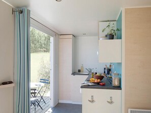 Dining - Cozy Mobile Home with Terrace in Roquebrune-sur-Argens (Roquebrune-sur-Argens)