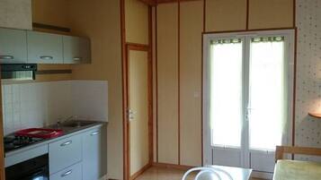 Micro-ondes, four, cafetiĂšre/bouilloire