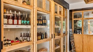 Une pièce avec des armoires en bois contenant diverses bouteilles et bocaux.
