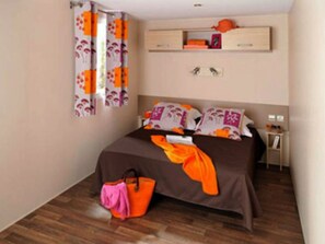 1 bedroom, free WiFi - Cozy mobile home with terrace for 2 people (Neffes)