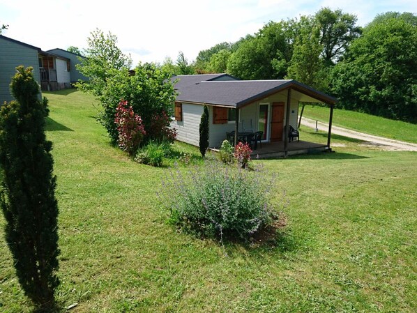 Exterior - Cozy Chalet for 4 with Terrace (Chemillé-sur-Indrois)