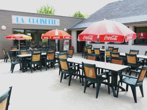 Outdoor dining - Cozy Chalet for 4 with Terrace (Chemillé-sur-Indrois)