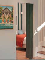 Un dormitorio con una cama, una mesita de noche y un cuadro de Villa des Rêves.