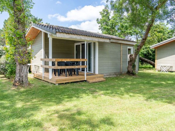 Outdoor dining - Chalet with Terrace in Tréguennec for 4 People (Tréguennec)
