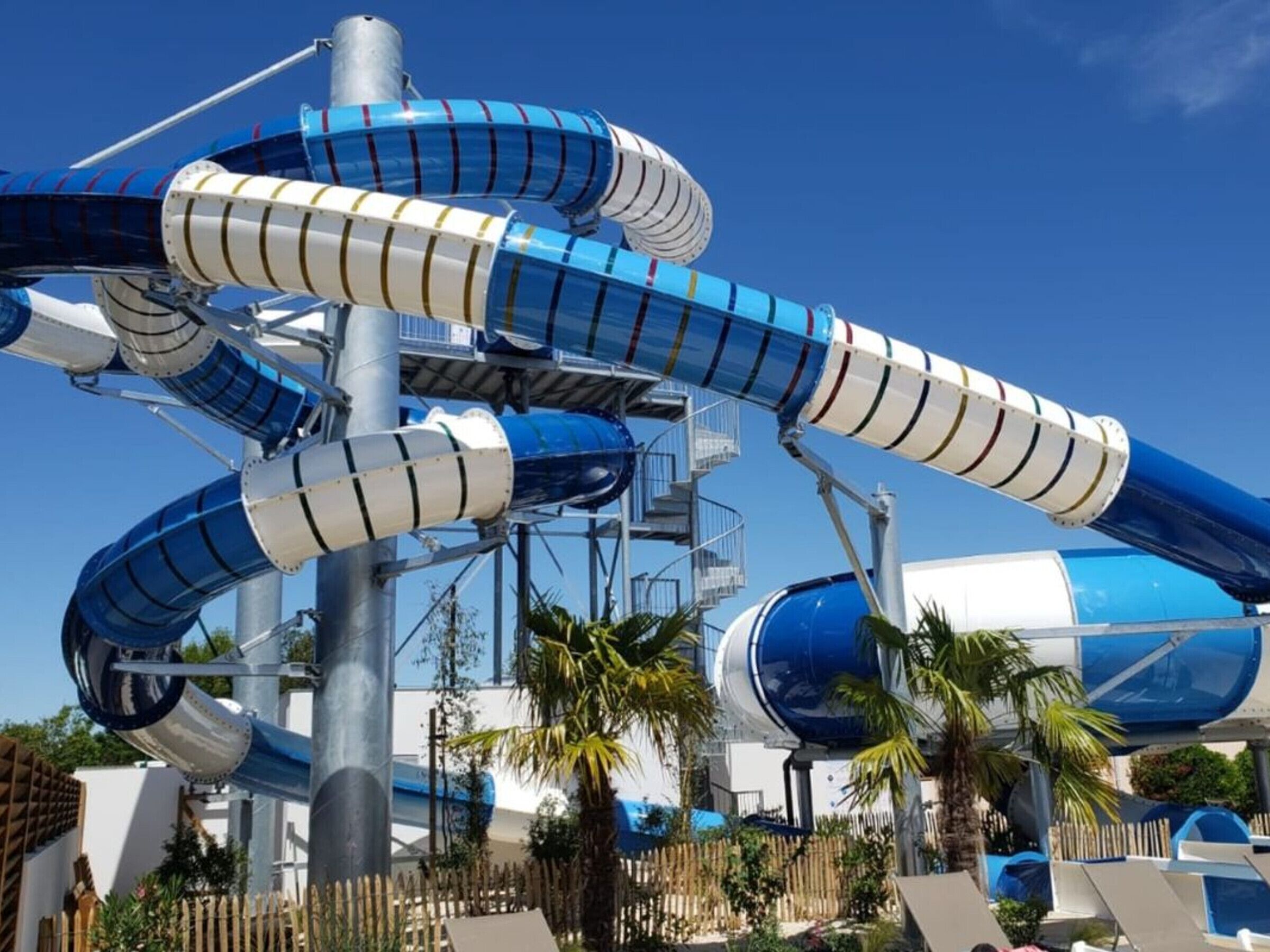 Parque acuático con varias toboganes.