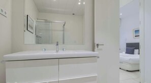 House | 1 bedroom, Internet - w Warm 1BR in the Vibrant Chueca Neighborhood (Madrid)