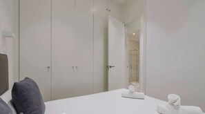 House | 1 bedroom, Internet - w Warm 1BR in the Vibrant Chueca Neighborhood (Madrid)