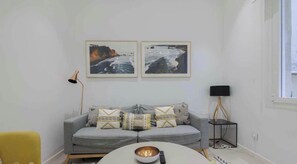 House | 1 bedroom, Internet - w Warm 1BR in the Vibrant Chueca Neighborhood (Madrid)