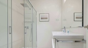House - w Warm 1BR in the Vibrant Chueca Neighborhood (Madrid)