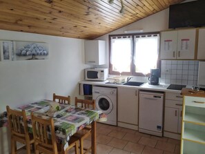 Frigorífic, microones, rentaplats i cafetera i tetera 