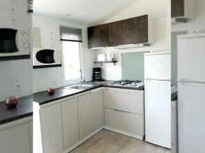 Fridge, microwave, coffee/tea maker, toaster - Cozy mobile home with terrace in Tréguennec (Tréguennec)