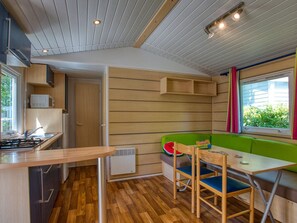Kühlschrank, Mikrowelle, Wasserkocher mit Kaffee-/Teezubehör, Toaster
