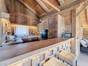 Fridge, microwave, oven, stovetop - Chalet with 5 bedrooms + dormitory near Combloux slopes (Combloux)
