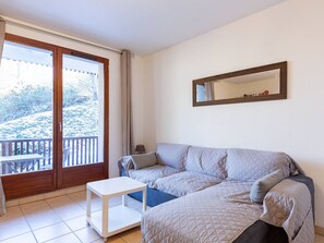 TV - 6-person Apartment in Loudenvielle with Wifi, near Skyvall (Loudenvielle)