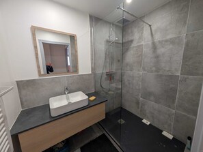 Bathroom - Superb ski-in/ski-out apartment, quiet with parking, near Montgenèvre (Montgenèvre)
