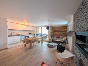 TV - Superb ski-in/ski-out apartment, quiet with parking, near Montgenèvre (Montgenèvre)