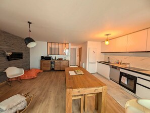 Fridge, microwave, dishwasher - Superb ski-in/ski-out apartment, quiet with parking, near Montgenèvre (Montgenèvre)