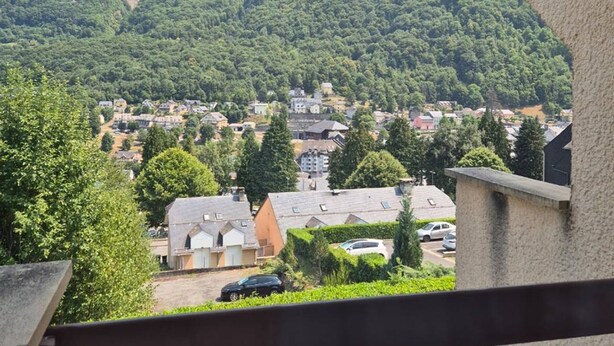 A residential area with houses and a mountain backdrop. - 2-Bedroom Apartment with Balcony and Parking in Cauterets (Cauterets)