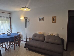 Living area - 2-Bedroom Apartment with Balcony and Parking in Cauterets (Cauterets)