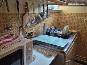 Fridge, microwave, oven, coffee/tea maker