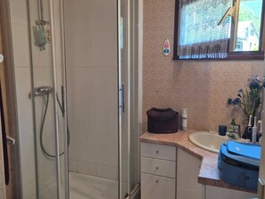 Bathroom - 2-Bedroom Apartment with Balcony and Parking in Cauterets (Cauterets)