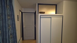 A small room with a white wardrobe, a door, and a radiator. - Charming T2bis 4-6 people, near center, Cauterets (Cauterets)