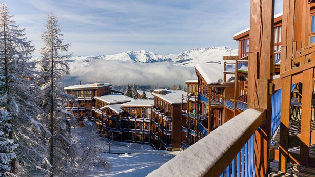 A snow-covered mountain resort with wooden buildings and a ski slope. - Apartment Arc 1800 - 5 pers, Loft, Pets Allowed (Les Arcs 1800)
