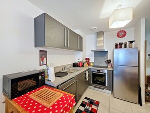 Fridge, microwave, dishwasher - Bright apartment near center with balcony and parking (Châtel)