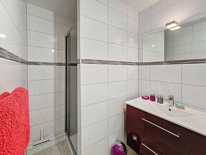 Bathroom - Bright apartment near center with balcony and parking (Châtel)