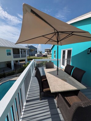 Outdoor dining - Beach Cottage With Heated Pool - The Beach Is In Sight! (Fort Myers Beach)